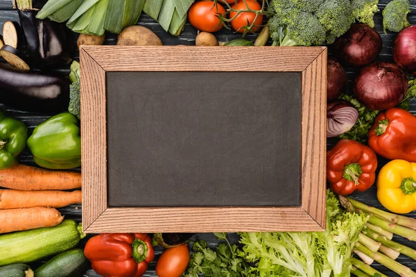 Top View Fresh Colorful Vegetables Empty Chalkboard — Stock Photo, Image