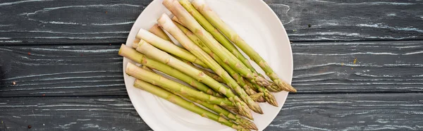 Top View Fresh Asparagus Plate Wooden Surface Panoramic Shot — Stock Photo, Image