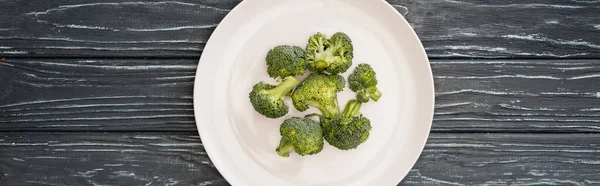 Top View Fresh Broccoli Plate Wooden Surface Panoramic Shot — Stock Photo, Image