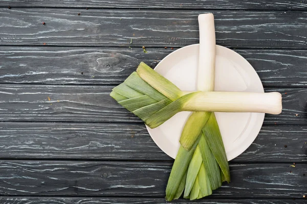 Top View Fresh Green Leek Plate Wooden Surface — Stock Photo, Image