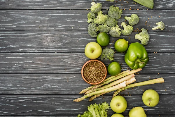 Bovenaanzicht Van Verse Groene Groenten Fruit Houten Ondergrond — Stockfoto