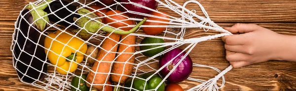 Vista Ritagliata Della Donna Possesso Borsa Stringa Con Verdure Fresche — Foto Stock