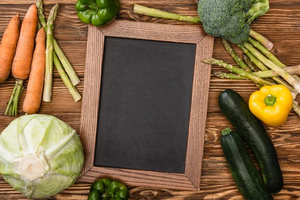Top View Fresh Ripe Vegetables Empty Chalkboard Wooden Background — Stock Photo, Image