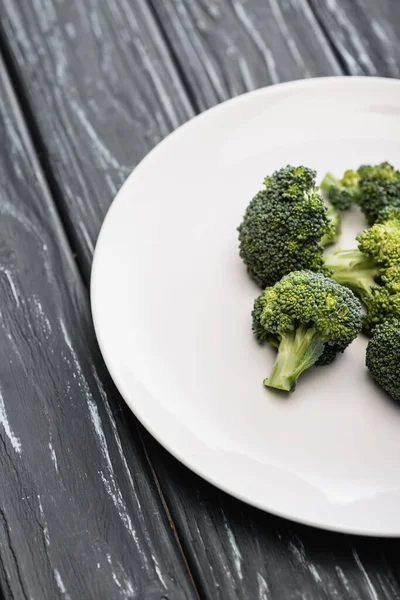 Vista Cerca Del Brócoli Verde Fresco Plato Blanco Superficie Madera — Foto de Stock