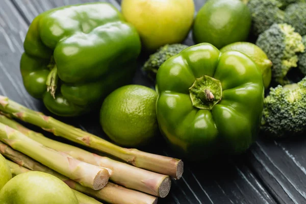 Φρέσκα Πράσινα Ώριμα Φρούτα Και Λαχανικά Ξύλινη Επιφάνεια — Φωτογραφία Αρχείου
