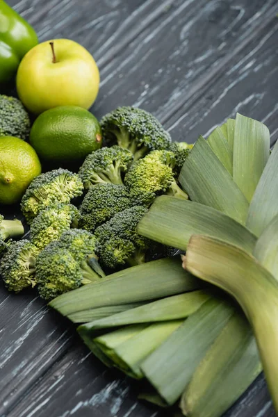 Frisches Grünes Reifes Obst Und Gemüse Auf Hölzerner Oberfläche — Stockfoto
