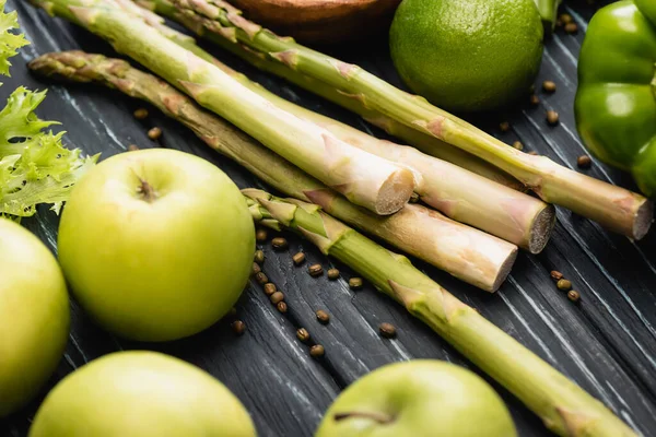 Frische Grüne Reife Äpfel Und Spargel Auf Holzoberfläche — Stockfoto