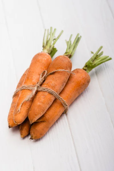 Zanahorias Frescas Atadas Con Cuerda Sobre Mesa Madera Blanca —  Fotos de Stock