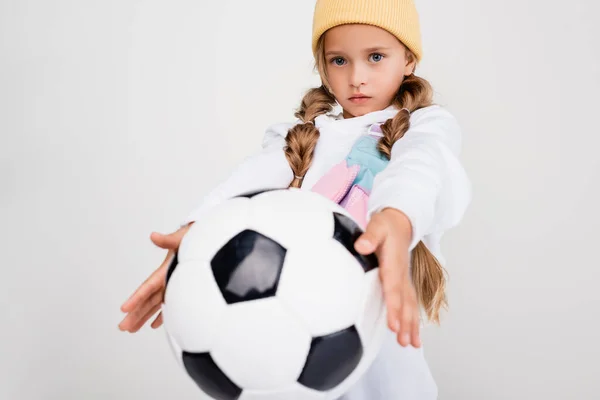 Blondýny Dívka Sportovním Oblečení Pózování Fotbalovým Míčem Izolované Bílém — Stock fotografie