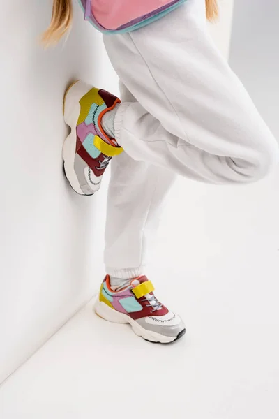 Menina Loira Sportswear Posando Perto Parede Fundo Branco — Fotografia de Stock