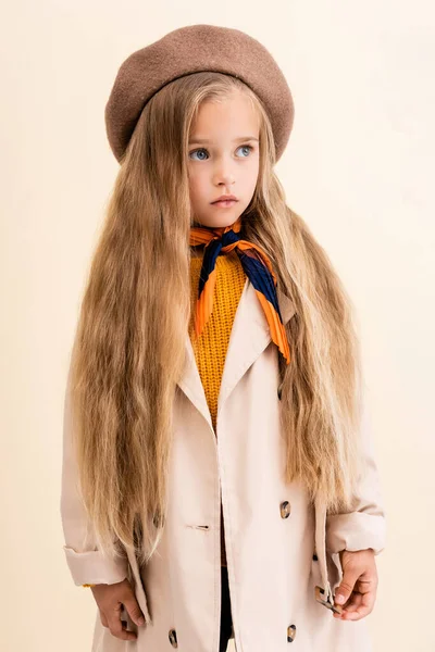 Modisches Blondes Mädchen Herbst Outfit Schaut Vereinzelt Auf Beige — Stockfoto
