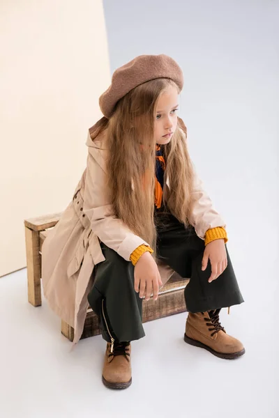 Fashionable Blonde Girl Autumn Outfit Sitting Wooden Box Beige White — Stock Photo, Image