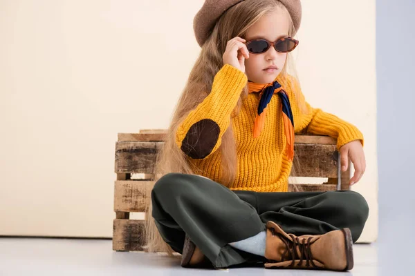 Fashionable Blonde Girl Autumn Outfit Sunglasses Posing Wooden Box Beige — Stock Photo, Image