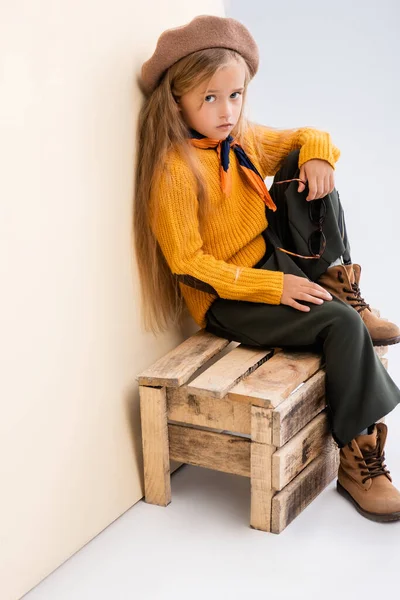 Modieuze Blonde Meisje Herfst Outfit Met Zonnebril Zitten Houten Doos — Stockfoto