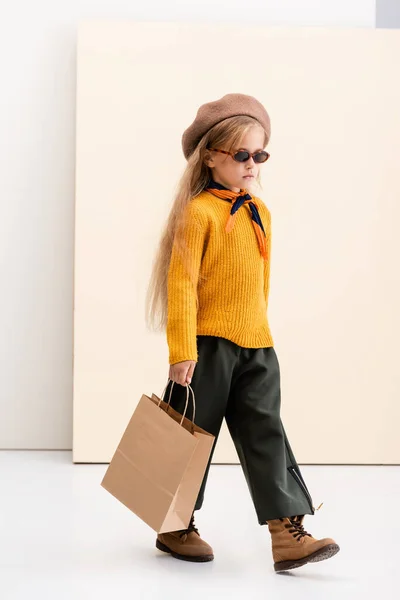 Fashionable Blonde Girl Autumn Outfit Sunglasses Walking Shopping Bag Beige — Stock Photo, Image