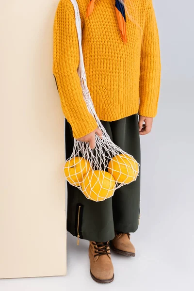Обрезанный Вид Модную Девушку Осеннем Наряде Позирует Грейпфрутами Струнной Сумке — стоковое фото