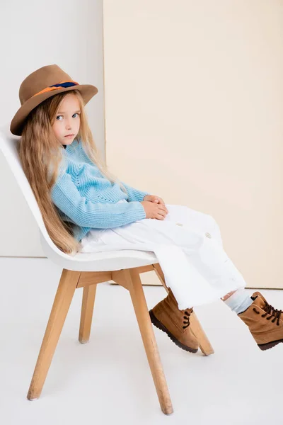 Side View Fashionable Blonde Girl Brown Hat Boots White Skirt — Stock Photo, Image