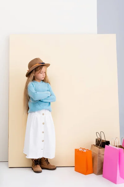 Triste Chica Rubia Moda Sombrero Marrón Botas Falda Blanca Suéter — Foto de Stock