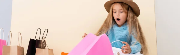 Scioccato Ragazza Bionda Alla Moda Cappello Marrone Maglione Blu Guardando — Foto Stock