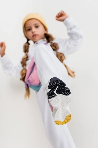 Επιλεκτική Εστίαση Του Ξανθό Κορίτσι Αθλητικά Ρούχα Ποζάρουν Λευκό Φόντο — Φωτογραφία Αρχείου