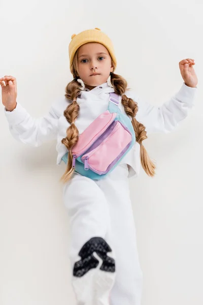 Selektiver Fokus Des Blonden Mädchens Sportbekleidung Posiert Auf Weißem Hintergrund — Stockfoto