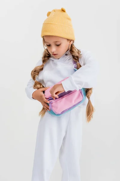 Menina Loira Sportswear Desapertar Cinto Saco Isolado Branco — Fotografia de Stock