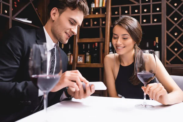 Selective Focus Man Suit Showing Smartphone Girlfriend Glass Wine Restaurant — Stock Photo, Image