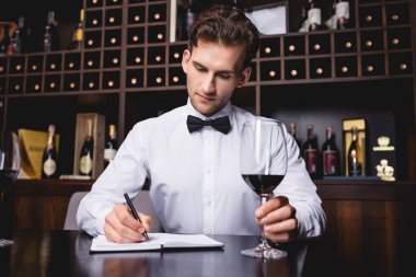 Şarap degulasyonu sırasında resmi olarak şarap garsonunun seçici odağı deftere yazılır. 