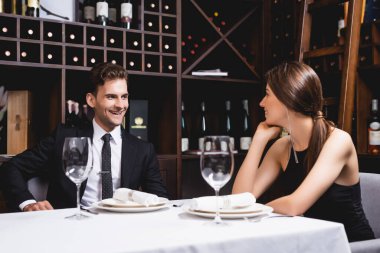 Restoranda flört ederken birbirlerine bakan genç çiftlerin seçici odağı. 