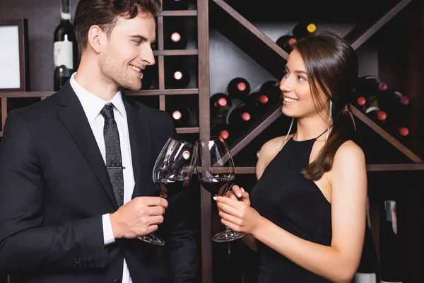 Mujer Elegante Tintineo Vino Con Novio Traje Restaurante — Foto de Stock