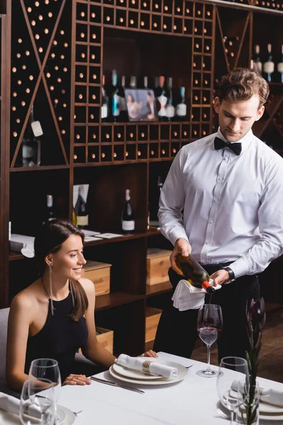 Enfoque Selectivo Del Sommelier Sosteniendo Botella Vino Cerca Mujer Elegante — Foto de Stock