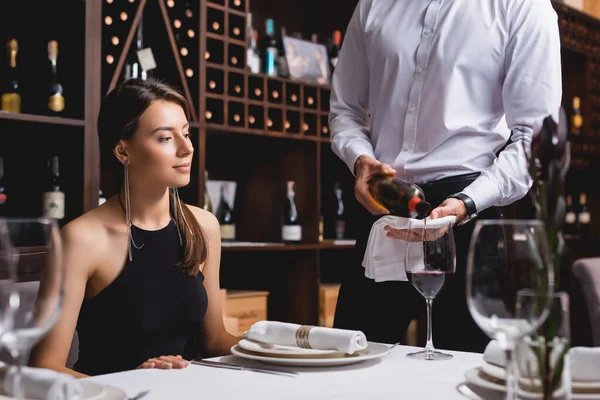 Вибірковий Фокус Сомельє Наливає Вино Склянку Біля Молодої Жінки Ресторані — стокове фото