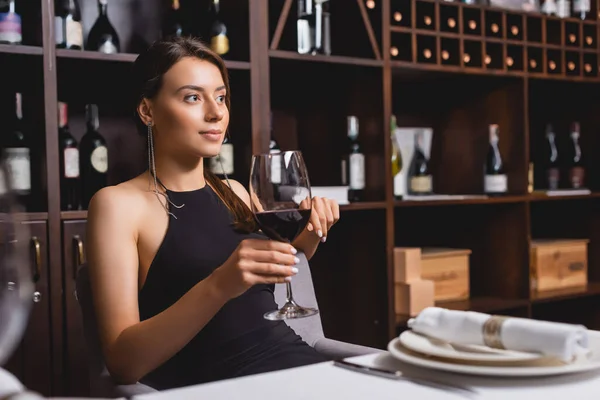 Foco Seletivo Mulher Elegante Segurando Copo Vinho Mesa Restaurante — Fotografia de Stock