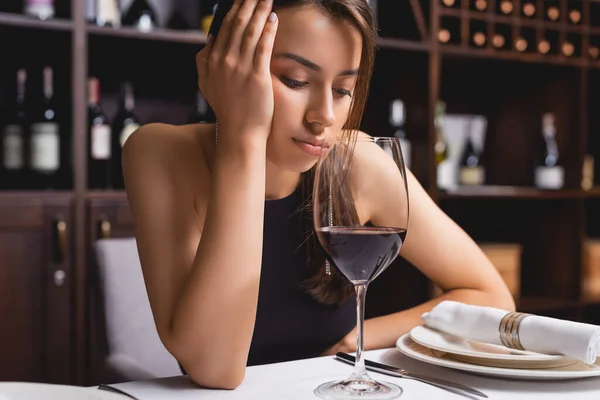 Mulher Triste Olhando Para Copo Vinho Mesa Restaurante — Fotografia de Stock