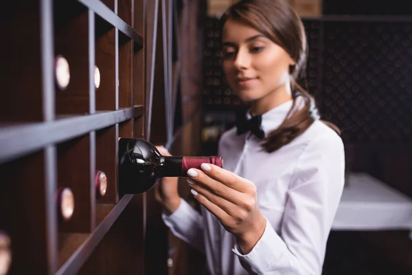 Selektivt Fokus Sommelier Flaska Vin Från Trä Rack Restaurang — Stockfoto