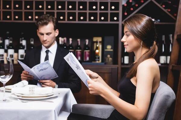 Foco Seletivo Mulher Elegante Segurando Menu Perto Namorado Restaurante — Fotografia de Stock