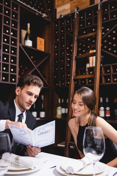 Selektiver Fokus Des Eleganten Mannes Mit Menü Der Nähe Seiner — Stockfoto