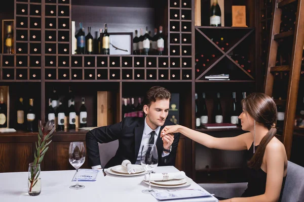 Foco Seletivo Homem Segurando Mão Namorada Elegante Restaurante — Fotografia de Stock