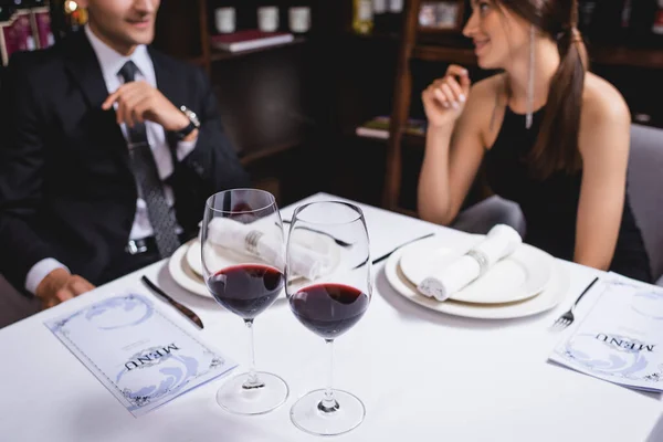 Lokantadaki Genç Çiftin Yanındaki Masada Şarap Menü Seçici Odak Noktası — Stok fotoğraf