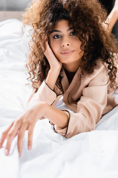 Selective Focus Curly Woman Looking Camera Lying Bed — Stock Photo, Image