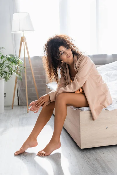 Barefoot Curly Woman Sitting Bed Looking Away — Stock Photo, Image