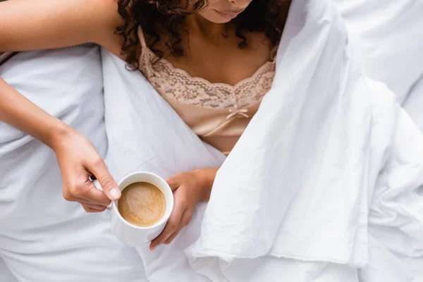 Przycięty Widok Kobiety Trzymającej Filiżankę Kawą Łóżku — Zdjęcie stockowe