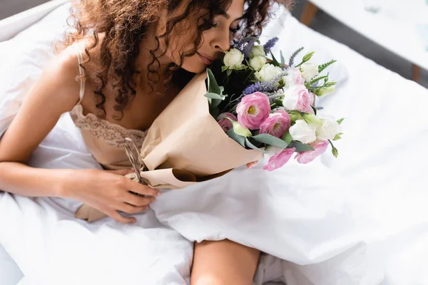 Jovem Mulher Cheirando Flores Papel Wrap Casa — Fotografia de Stock