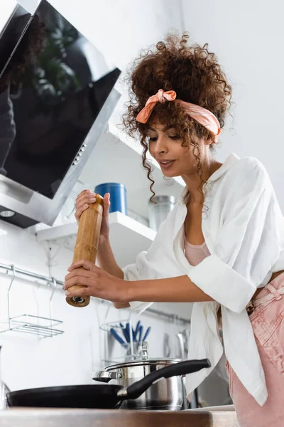 Curly Woman Holding Salt Mill Frying Pan Kitchen — Stock Photo, Image
