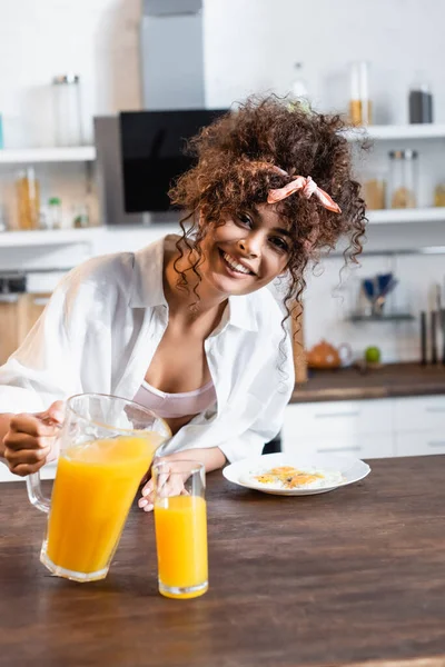 Χαρούμενη Γυναίκα Κρατώντας Κανάτα Κοντά Γυαλί Και Πρωινό Στο Πιάτο — Φωτογραφία Αρχείου