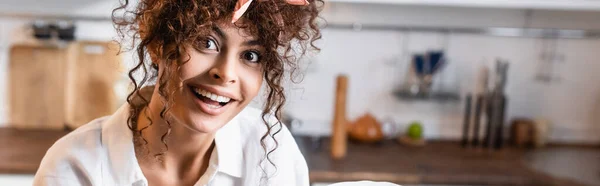 Website Header Excited Curly Woman Looking Camera — Stock Photo, Image
