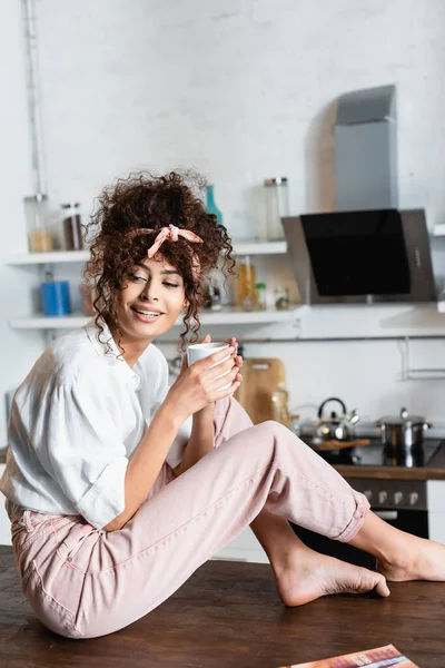 Blootsvoets Vrouw Houden Beker Terwijl Zitten Tafel Keuken — Stockfoto