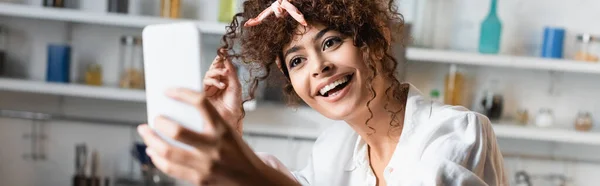 Concepto Panorámico Mujer Emocionada Tomando Selfie Teléfono Inteligente Cocina — Foto de Stock