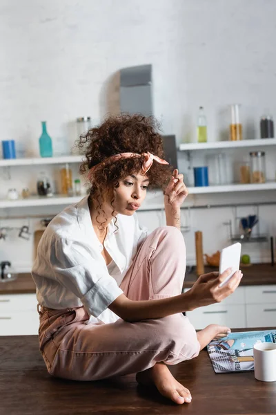 Selective Focus Curly Woman Witch Duck Face Taking Selfie Smartphone — Stock Photo, Image