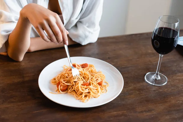 Częściowy Widok Kobiety Trzymającej Widelec Przy Talerzu Przygotowanym Spaghetti Kieliszkiem — Zdjęcie stockowe